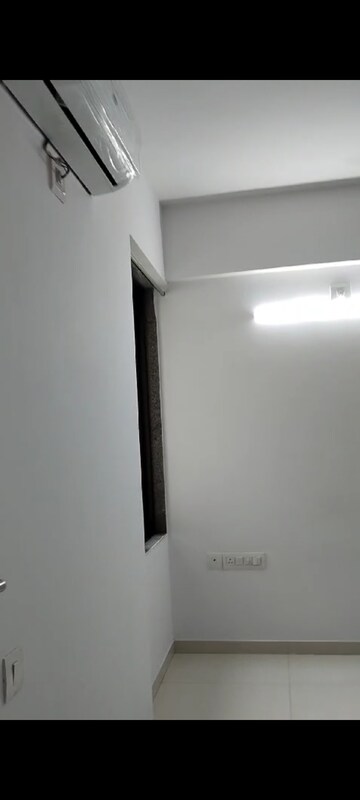 Room in 3 BHK Apartment at Ajmera Casa Vyoma, Vastrapur – for Rent