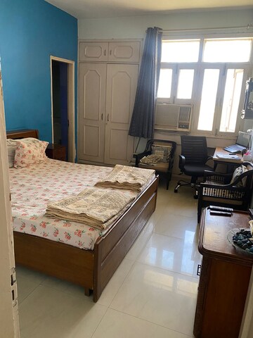 Bedroom in 4 BHK Apartment at DLF Silver Oaks, Sector 26 – for Rent