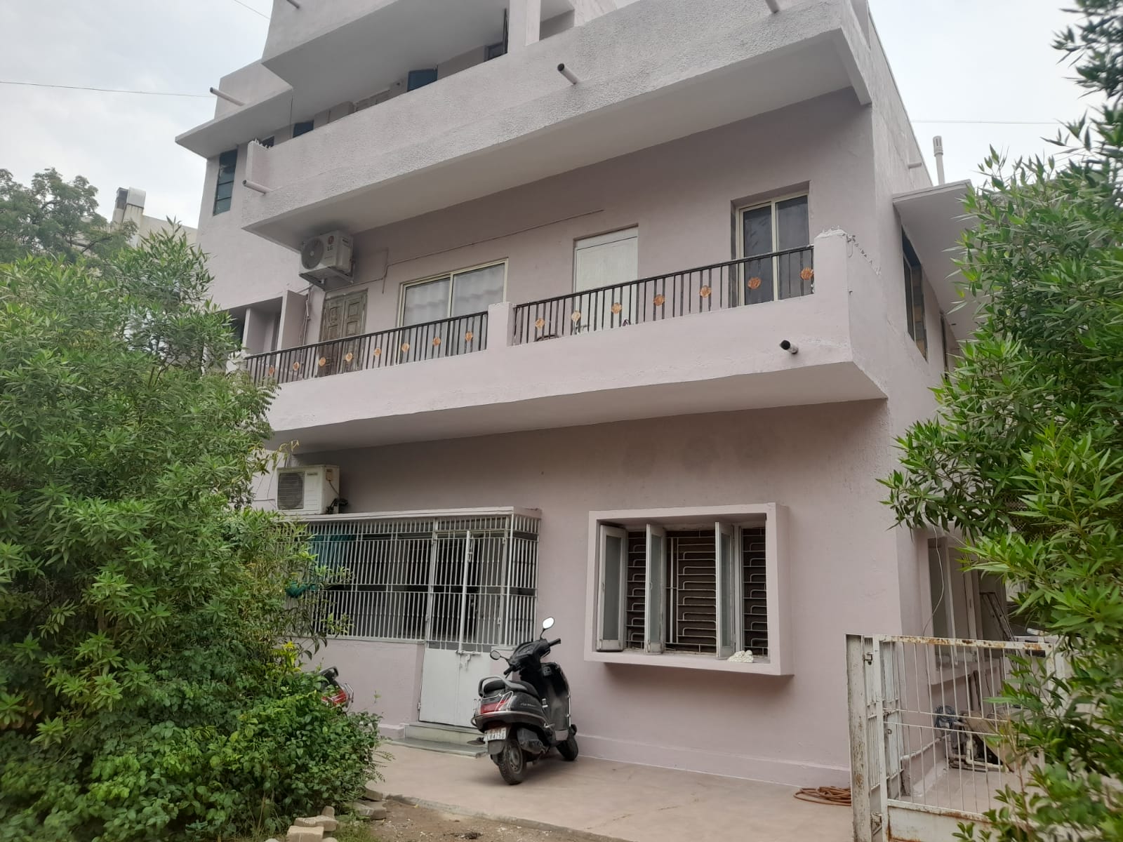 4 BHK + Extra Room Independent House For Sale in Navrangpura