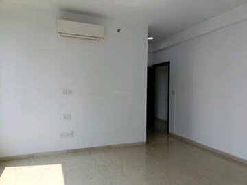 Room in 3 BHK Apartment at Oberoi Realty Esquire, Goregaon East – for Rent