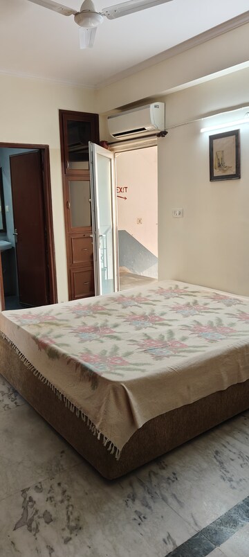 Bedroom in 4 BHK Builder Floor at Sector 54 – for Rent