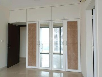 Room in 3 BHK Apartment at Oberoi Realty Esquire, Goregaon East – for Rent