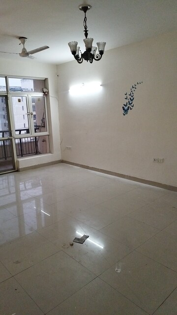 Room in 2 BHK Apartment at Jaypee Klassic Shaurya, Sector 134 – for Rent