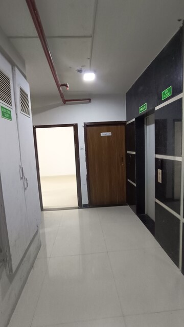Room in 1 BHK Apartment at Avant Hillway, Goregaon East – for Rent