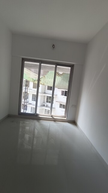 Room in 1 BHK Apartment at Avant Hillway, Goregaon East – for Rent
