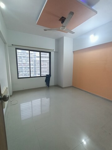 Room in 2 BHK Apartment at Everest World Lavender, Kolshet Road – for Sale