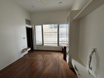 Room in 3 BHK Apartment at Lodha Bellissimo, Mahalaxmi – for Rent