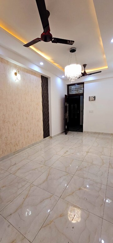 Master Bedroom in 2 BHK Builder Floor at Chahak Plaza, Shakti Khand – for Sale