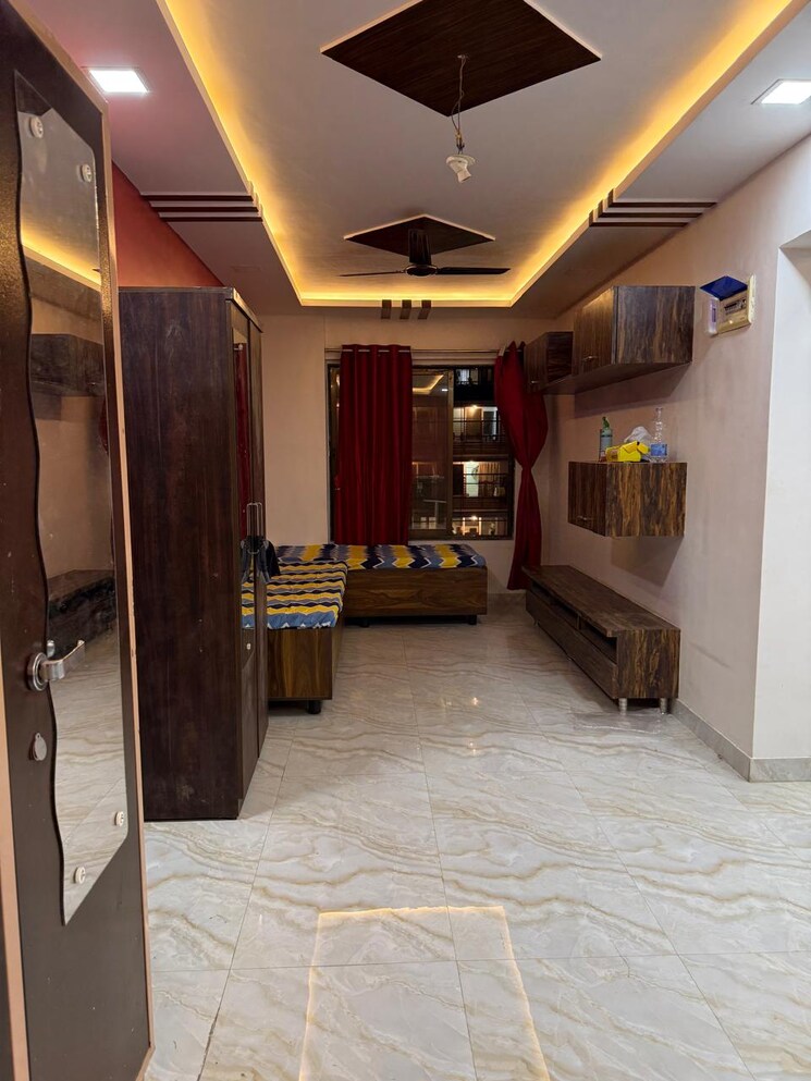 Room, grant road Pg For Boys & Girls In Grant Road 7968606