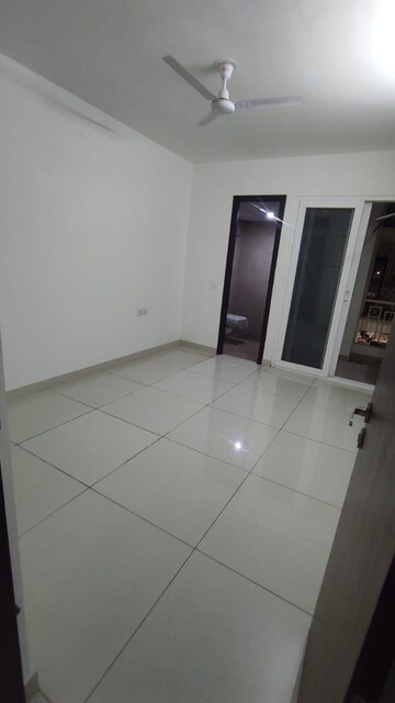 Room in 3 BHK Apartment at Hermitage Centralis, Vip Road – for Rent