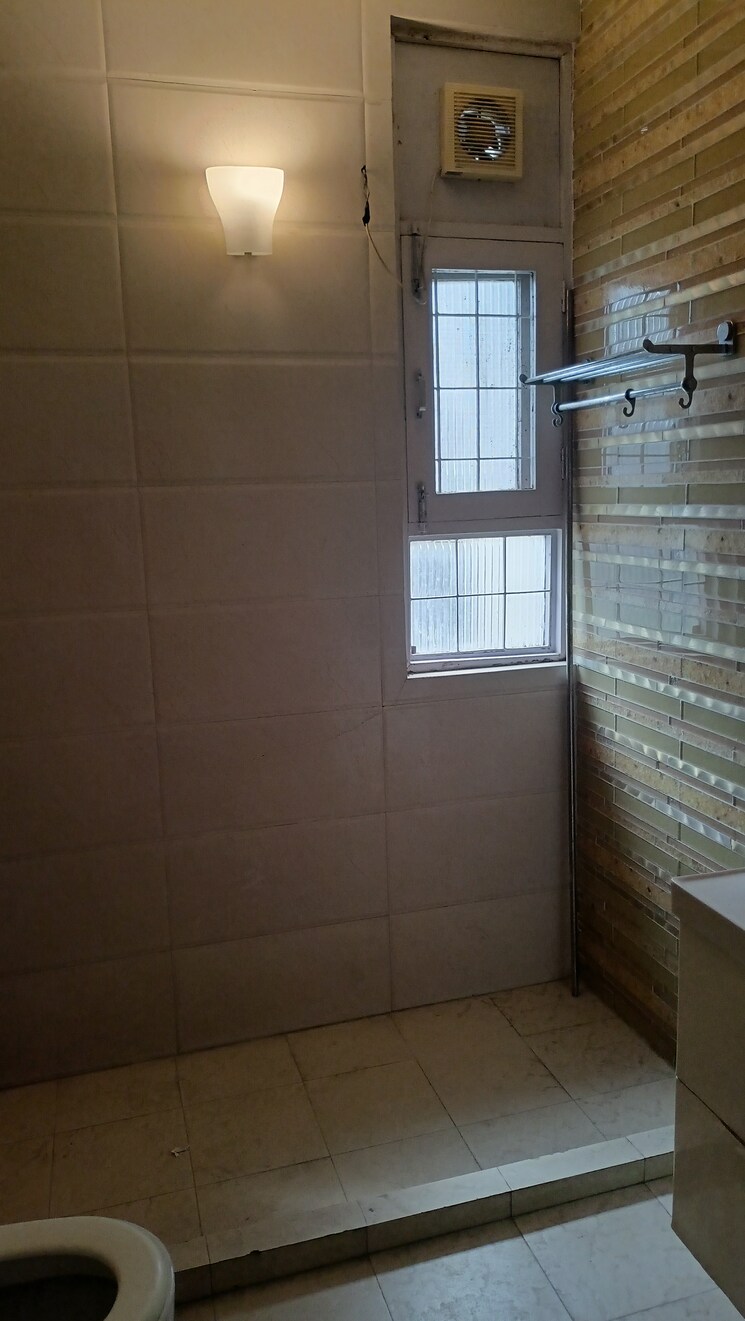 Bathroom, greater kailash ii 4 Bedroom 360 Sq.Yd. Builder Floor In Greater Kailash ii Delhi 7968717