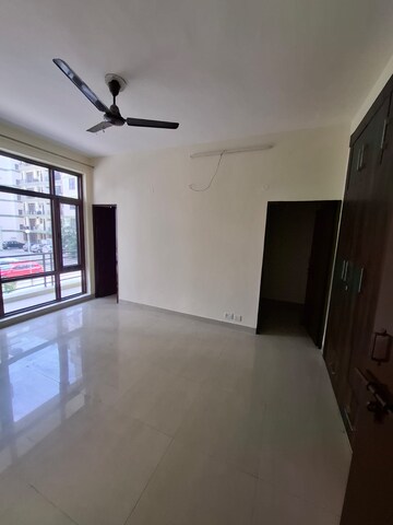 Room in 4 BHK Apartment at Vip Road – for Sale