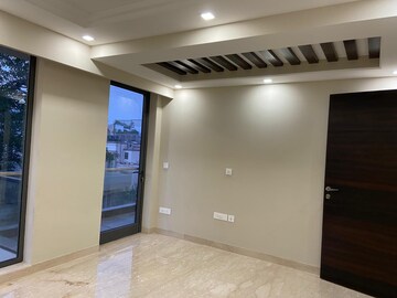 Room in 4 BHK Apartment at Panchsheel Park – for Rent