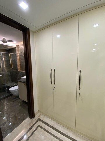 Room in 4 BHK Apartment at Panchsheel Park – for Rent