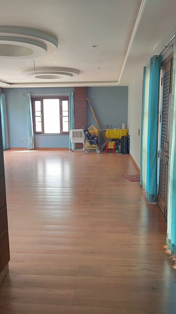 Room in 4 BHK Independent House at Dalanwala – for Sale