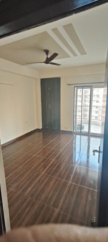 Room in 3 BHK Apartment at Supertech Cape Town, Sector 74 – for Rent