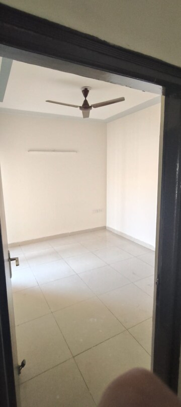 Room in 3 BHK Apartment at Supertech Cape Town, Sector 74 – for Rent