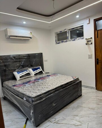 Bedroom in 1.5 BHK Builder Floor at Shastri Nagar – for Rent