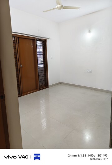 Room in 2 BHK Builder Floor at Halasuru – for Rent
