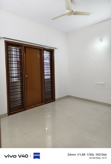 Room in 2 BHK Builder Floor at Halasuru – for Rent