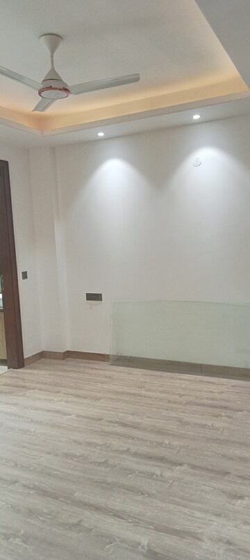 Room in 3 BHK Builder Floor at Safdarjung Development Area – for Rent