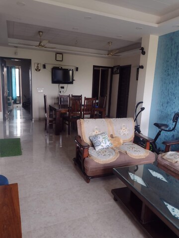 Master Bedroom in 3 BHK Builder Floor at Ardee City, Sector 52 – for Rent