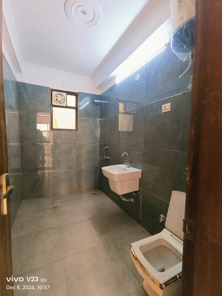 Bathroom, palm-residency-chhatarpur 3 Bedroom 1300 Sq.Ft. Builder Floor In Chattarpur Delhi 7969444