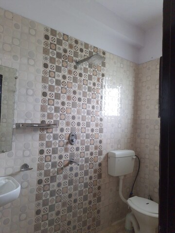Bathroom in 1 BHK Builder Floor at Sector 40 – for Rent