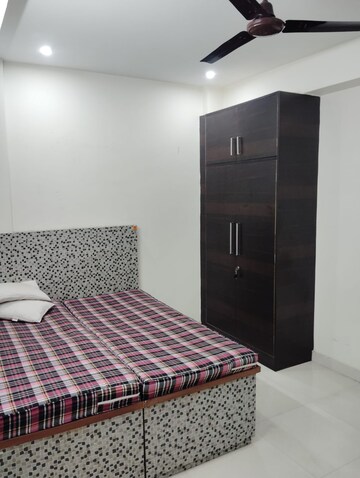 Master Bedroom in 1 BHK Builder Floor at Sector 40 – for Rent