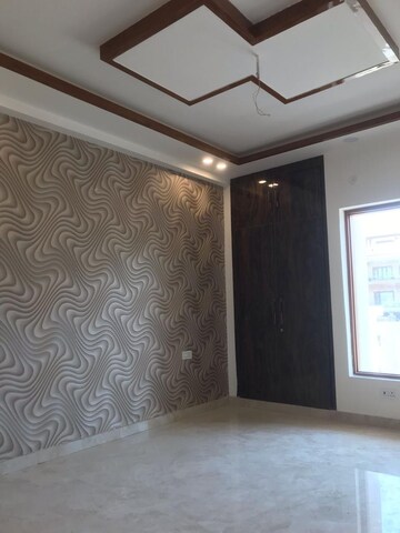 Room in 3 BHK Builder Floor at Sector 85 – for Rent