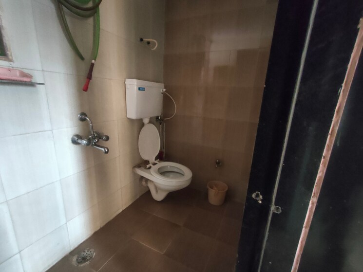 Bathroom, golden-nest-chs-kandivali 2 Bedroom 820 Sq.Ft. Apartment In Kandivali West Mumbai 7969657