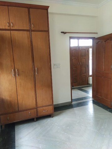 Room in 3 BHK Builder Floor at Sector 31 – for Rent
