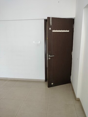 Room in 3 BHK Apartment at Paranjape Gloria Grace, Bavdhan – for Rent