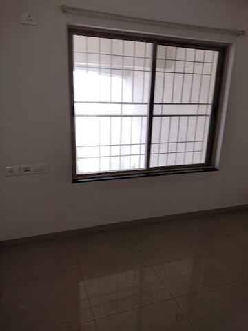 Room in 3 BHK Apartment at Paranjape Gloria Grace, Bavdhan – for Rent