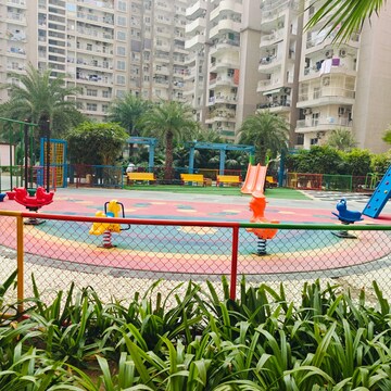 Swimming Pool in 2.5 BHK Apartment at Ajnara Grand Heritage, Sector 74 – for Rent