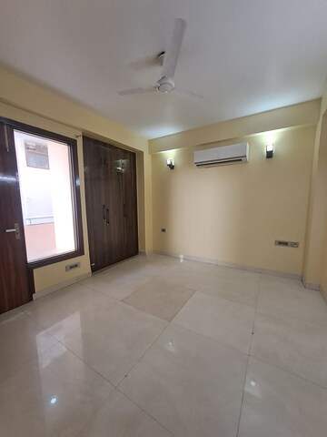 Room in 3 BHK Builder Floor at Sector 9 – for Rent