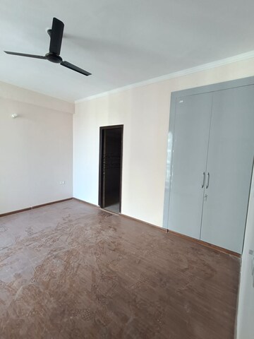 Room in 3 BHK Apartment at Amrapali Golf Homes, Sector 4, Greater Noida – for Rent