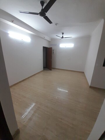 Room in 3 BHK Apartment at Amrapali Golf Homes, Sector 4, Greater Noida – for Rent