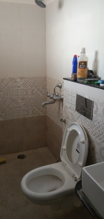 Bathroom in 2 BHK Apartment at Alkapuri – for Rent