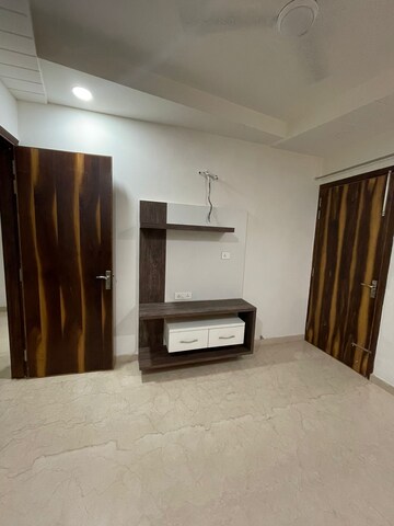 Room in 3 BHK Builder Floor at Paschim Vihar – for Rent
