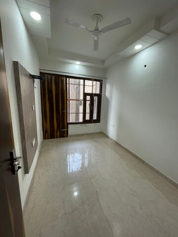 Room in 3 BHK Builder Floor at Paschim Vihar – for Rent