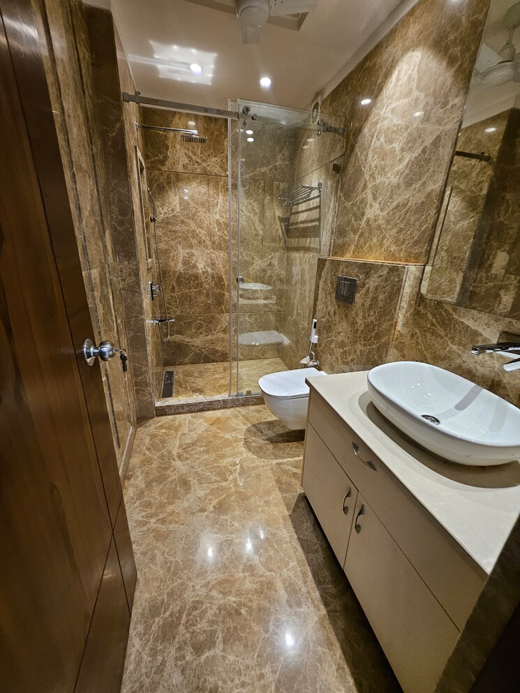 Bathroom, new rajinder nagar 4 Bedroom 375 Sq.Yd. Builder Floor In New Rajinder Nagar Delhi 7971026