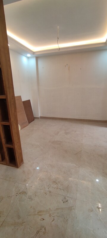 Room in 3 BHK Builder Floor at Sector 85 – for Sale