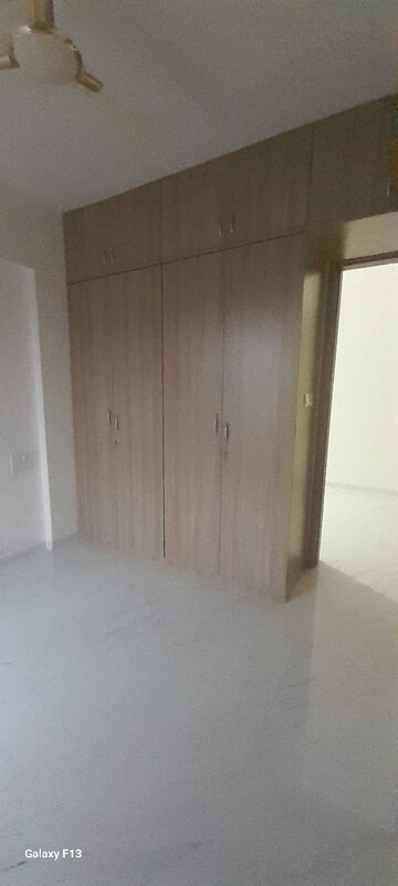 Room in 2 BHK Apartment at Raheja Vistas Phase II, Mohammadwadi – for Rent