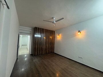 Room in 3.5 BHK Apartment at Emaar Palm Gardens, Sector 83 – for Rent