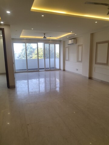 Room in 4 BHK Builder Floor at DLF Silver Oaks, Sector 26 – for Rent