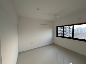 Room in 2 BHK Apartment at Amanora Gold Towers, Hadapsar – for Rent