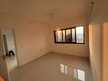 Room in 2 BHK Apartment at Amanora Gold Towers, Hadapsar – for Rent