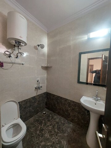 Bathroom in 1.5 BHK Builder Floor at Sector 28 – for Rent