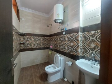 Bathroom in 1.5 BHK Builder Floor at Sector 28 – for Rent